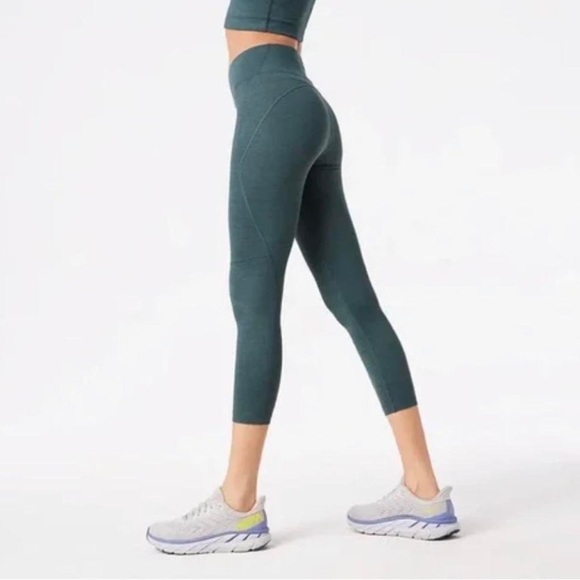 Outdoor voices core 3/4 leggings in green evergreen - Picture 2 of 2